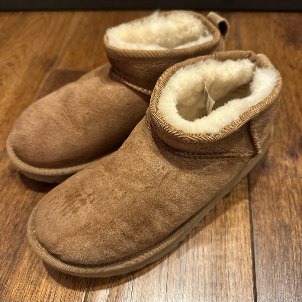Ugg Classic Mini Boots Youth Sz 3 EU Sz 35 Women’s 5 Shearling Suede